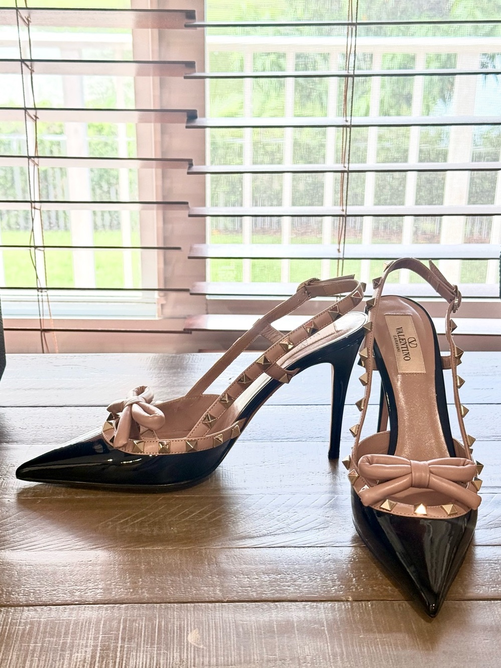Valentino Garavani Black Patent & Nude Bow Slingback Heels with Gold Studs - Picture 2 of 7
